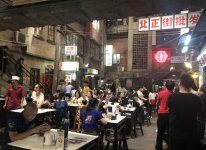 不仅巨额投资近2亿，打造的5000平“小吃集合店”【重庆火锅底料厂家】