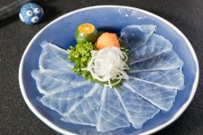 “好吃的鱼，一定不能落下河豚。苏轼一句“食河豚而无百味”，道尽了河豚的极致鲜美。”  鱼中之王【重庆火锅底料批发在哪里】