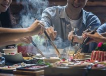 财报巨亏的海底捞，为何股价如此坚挺？问题一大堆，资本却看好 【重庆火锅底料在哪里买】